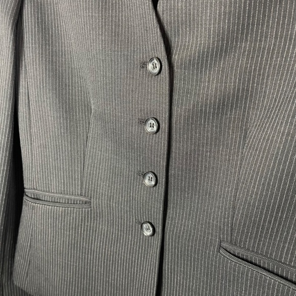 Tahari 2-piece Suit Size 10 - Picture 4 of 11